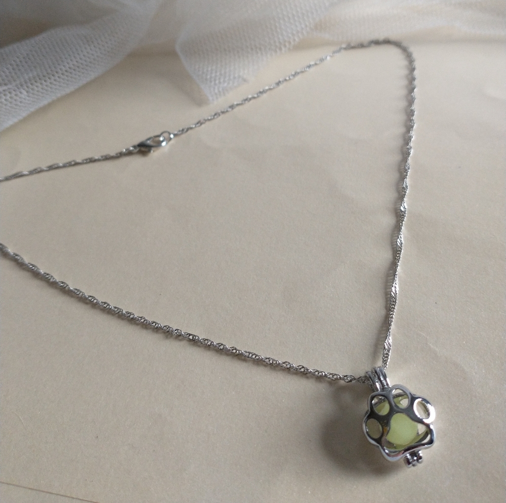 Glow in Dark Paw Print Necklace! - Picture 6 of 9